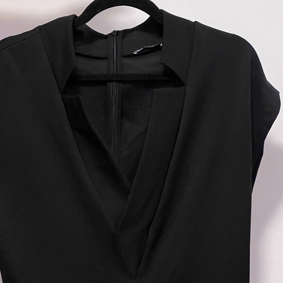 Black v-neck jumpsuit - Picture 1 of 4